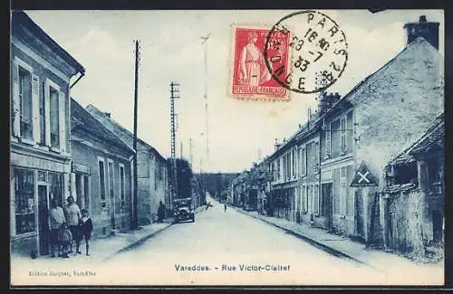 AK Vareddes, Rue Victor-Clairet avec scène de rue et personnages