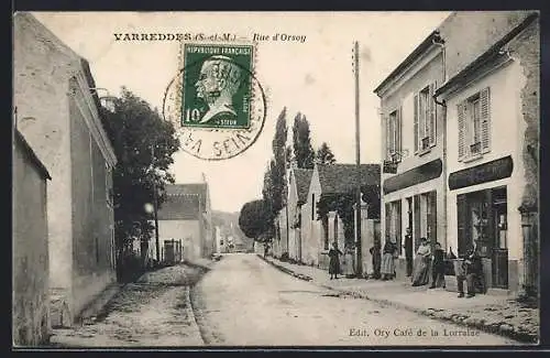 AK Varreddes, Rue d`Orsoy avec passants et facades de maisons