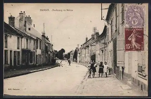 AK Nangis, Faubourg de Melun, vue de la rue animée avec enfants jouant