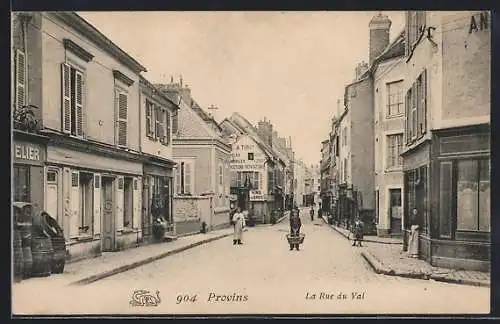 AK Provins, La Rue du Val avec passants et boutiques historiques