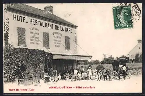 AK Verneuil-l`Étang, Hôtel de la Gare avec clients et calèche devant l`entrée