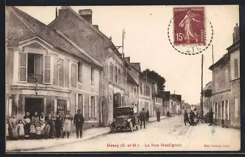 AK Messy, La Rue Mouliignon avec habitants et voiture ancienne