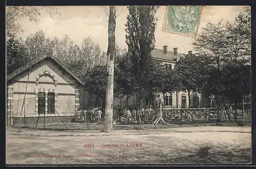 AK Livry, Caserne avec soldats devant les bâtiments