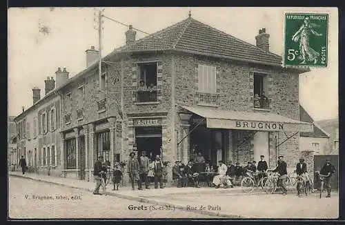 AK Gretz, Rue de Paris avec café et habitants devant le bâtiment