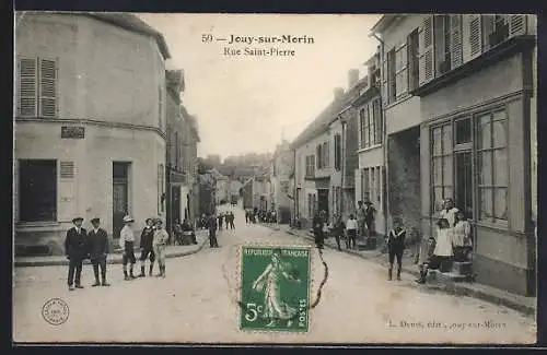 AK Jouy-sur-Morin, Rue Saint-Pierre animée avec passants et bâtiments historiques