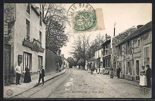 AK Barbizon, Une Rue animée avec des passants et des maisons anciennes