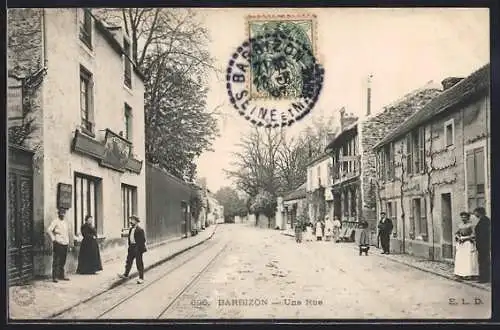 AK Barbizon, Une rue animée avec des habitants et des maisons historiques