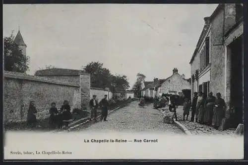 AK La Chapelle-la-Reine, Rue Carnot animée avec habitants