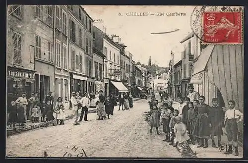 AK Chelles, Rue Gambetta animée avec habitants et commerces