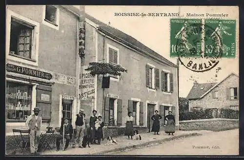 AK Boissise-la-Bertrand, Maison Pommier et habitants devant l`épicerie