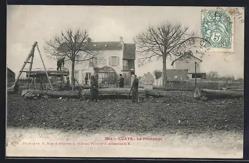 AK Claye, Le Printemps avec des ouvriers travaillant sur des rondins devant une maison