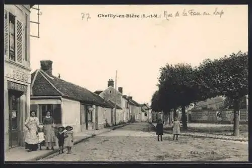 AK Chailly-en-Bière, Rue de la Fosse aux Loups avec habitants et commerces