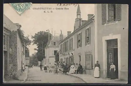 AK Chartrettes, Grande Rue avec habitants devant l`hôtel-restaurant