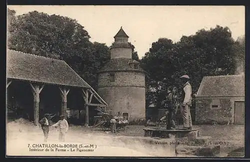 AK Châtillon-la-Borde, Intérieur de la Ferme, Le Pigeonnier