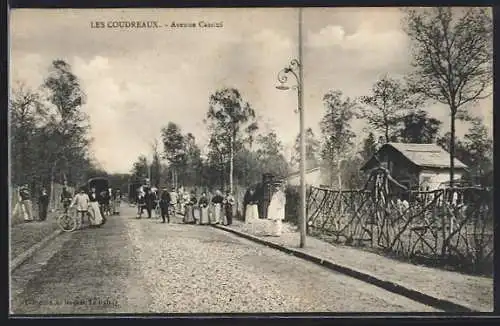 AK Les Coudreaux, Avenue Cassini animée avec passants et cycliste