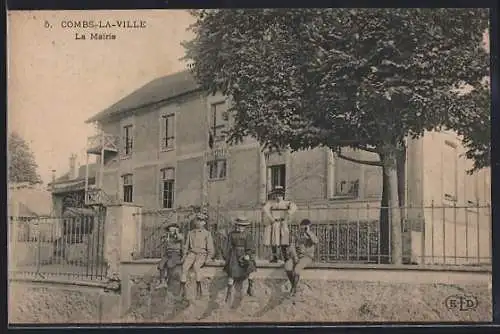 AK Combs-la-Ville, La Mairie et habitants devant l`hôtel de ville