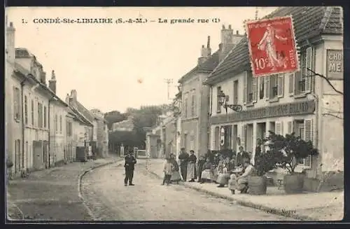 AK Condé-Sainte-Libiaire, La grande rue avec habitants devant le café et les maisons anciennes