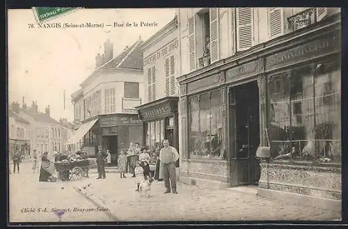 AK Nangis, Rue de la Poterie animée avec commerces et passants