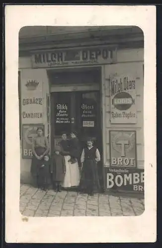 Foto-AK Milch-Depot von Leopoldine Theuerweckl, Reklame auf Emailleschildern