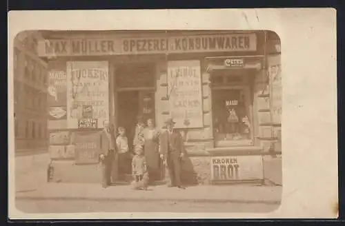 Foto-AK Max Müller`s Spezerei & Konsumwaren, Emailleschild-Reklame für Bomben-Brot, Maggi-Würfel, Ceres Speisefett