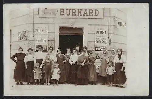 Foto-AK Gemischtwaren Anastasia Burkard, Emailleschild-Reklame für Kunerol und Hammerbrot