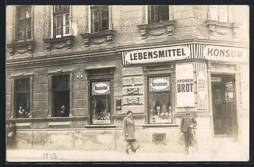 Foto-AK Gemischtwaren Alois Fuchs, Emailleschild-Reklame für Kunerol, Imperial Feigenkaffee, Kronenbrot