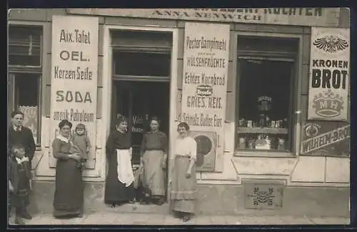 Foto-AK Gemischtwaren Anna Nenwich, Emailleschild-Reklame für Maggi-Würfel, Wilhelm-Brot und Kronenbrot