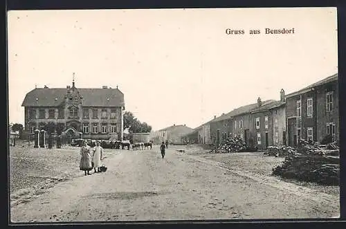 AK Bensdorf, Strassenpartie mit Anwohnern und Rinderherde