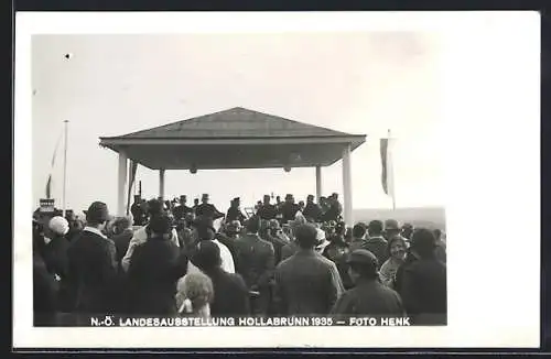 Foto-AK Hollabrunn /N.Ö., Landesausstellung 1935, Kapelle im Musikpavillon