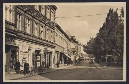 AK Schönlanke a. Ostbahn, Strasse, Buchhandlung mit Portrait im Eingang