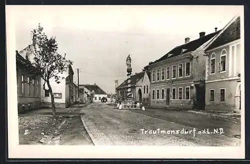 AK Trautmansdorf a. d. L., Strassenpartie mit Gebäudeansicht