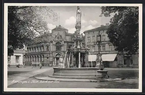 AK Meiningen, Marktplatz mit Brunnen, Geschäfte