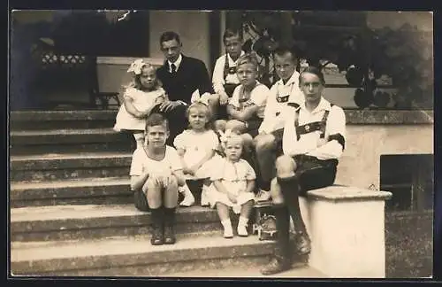 Foto-AK Heiligendamm, Kronprinz Wilhelm von Preussen und Kinder auf einer Treppe