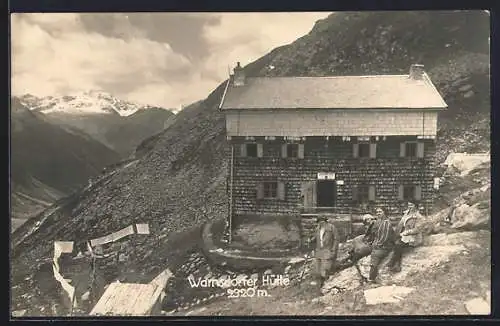 AK Warnsdorfer Hütte, Wanderer vor der Berghütte