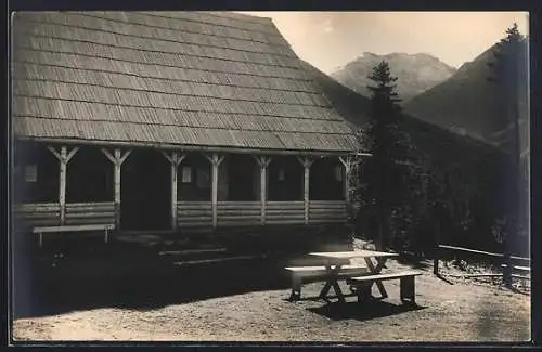 AK Barcaciu-Hütte, Berghütte im Sonnenschein