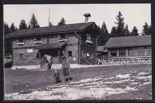 AK Eichert-Hütte /Hohe Wand, Vater und Sohn vor der Berghütte