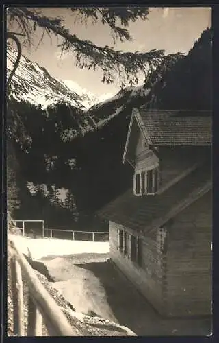 AK Cabana-Bulea-Hütte, Berghütte mit Blick auf verschneite Gipfel