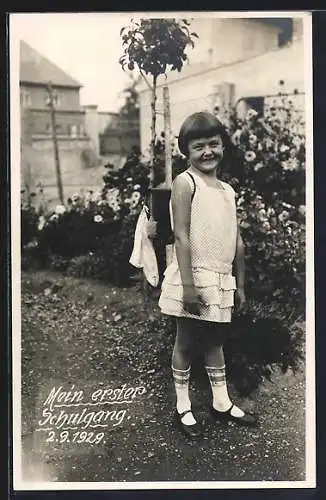 Foto-AK Mädchen mit Schulmappe bei ihrem ersten Schulgang 2.9.1929