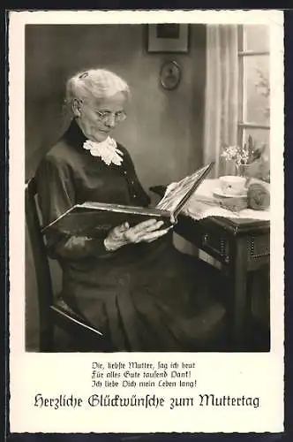 AK Mutter mit Fotoalbum mit Muttertagsgedicht