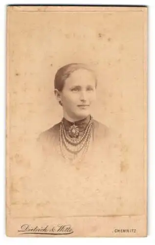 Fotografie Dietrich & Witte, Chemnitz, Poststrasse 31, Porträt einer Frau mit Schmuck