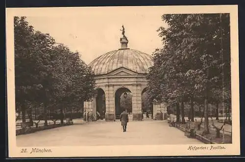 AK München, Hofgarten-Pavillon mit Passanten