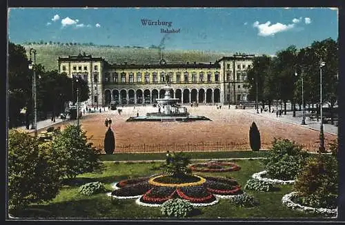 AK Würzburg, Bahnhof mit Passanten, Strassenbahn