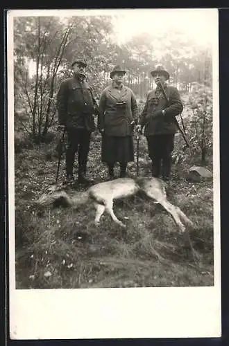 AK Drei Jäger mit erlegtem Rottier