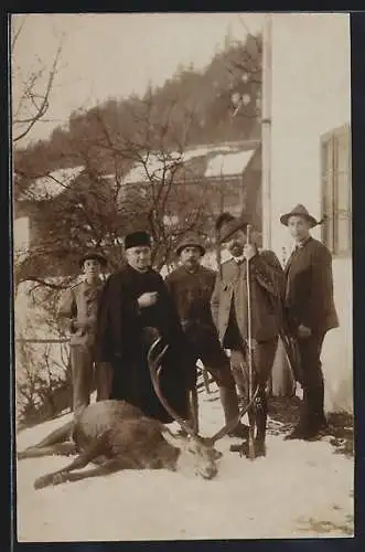 AK Jägergruppe mit Rothirsch im Schnee