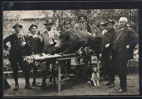 AK Jägergruppe mit erlegter Sau und einem Terrier