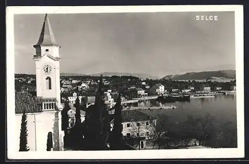 AK Selce, Ortsansicht an der Kirche vorbei