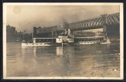 AK Mannheim, Dampfer Fürst Bismarck unter der Brücke