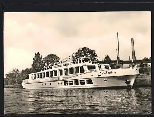 AK Dampfer MS Sputnik auf dem Wasser