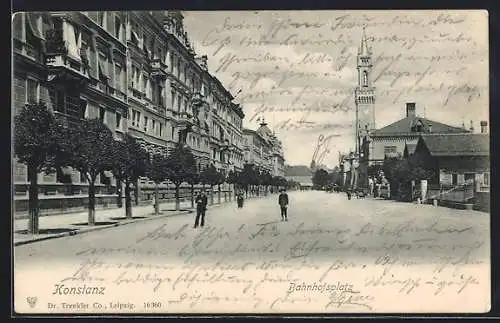 AK Konstanz, Bahnhofsplatz mit Passanten