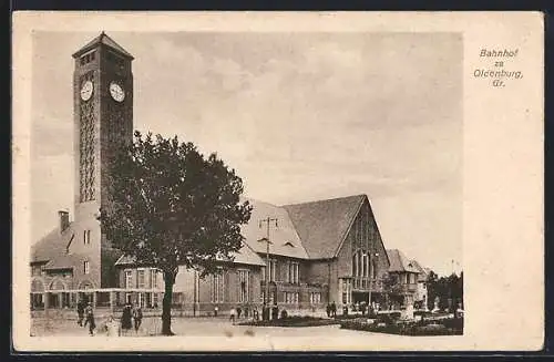 AK Oldenburg /Gr., Passanten vor dem Bahnhof